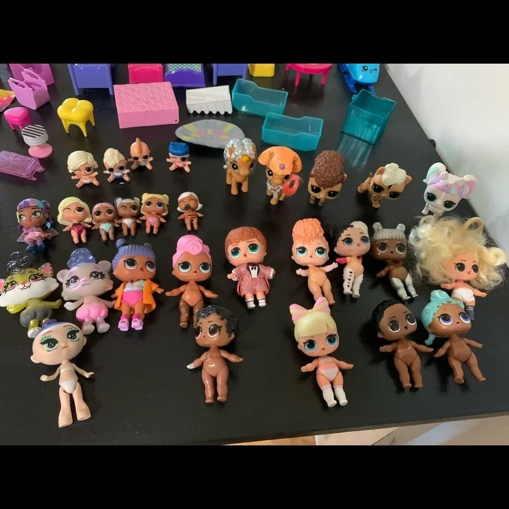 OMG LOL surprise Lot of 190 figures clothes/shoes/ice cream cart